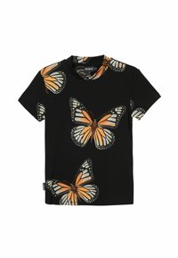 Camiseta negra de manga corta con un estampado de mariposa en naranja, blanco y negro. Confeccionada en tejido canalé y con cuello redondo.