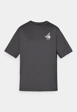 Dunkelgraues Baumwoll-T-Shirt mit kurzen Ärmeln, Rundhalsausschnitt und einem kleinen weißen Logo auf der linken Brust.