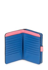 Niebieski skórzany portfel z różowymi akcentami, posiadający wiele przegródek na karty oraz zamek błyskawiczny. Teksturowana powierzchnia dodaje wizualnego zainteresowania.