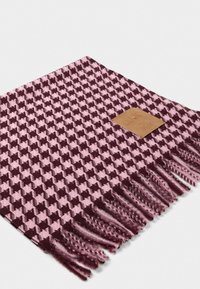 Sciarpa tessuta in un motivo a scacchi bordeaux e rosa; presenta bordi frangiati e un'etichetta in pelle marrone con logo impresso.