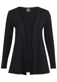 Svart långärmad cardigan i mjukt tyg, med öppen framsida, avslappnad passform och flödande design. Taggar är synliga vid halsringningen.