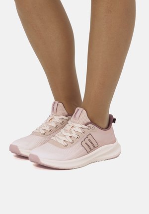 Chaussures de sport rose clair avec tige en tissu texturé, accents rose foncé contrastants, bout rond, design à lacets, et semelle rembourrée.