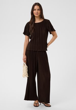 Kaffe, KAINES PLISSÉ T-SHIRT - Bluza - coffee bean