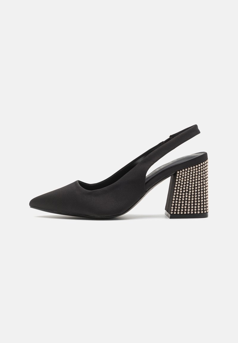 Escarpin slingback en satin noir avec un bout pointu, doté d'un talon bloc clouté pour ajouter de la texture et un intérêt visuel.