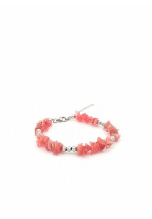 Bracciale con perline di pietra rosa irregolari e piccole perline rotonde d'argento, chiusura e catena di estensione su sfondo bianco.