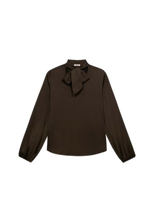 Blouse en soie marron à manches longues avec un col haut et un accent de nœud papillon. Présente des manches bouffantes et un ourlet légèrement arrondi.