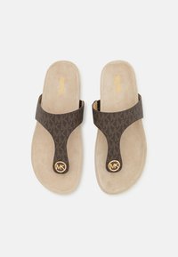 Infradito marroni con logo MK, dotati di una strap texturizzata e di una soletta in suede imbottita. Accenti dorati sui dettagli del logo.
