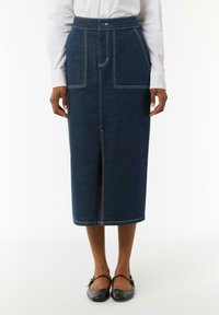 Dunkelblaue Denim-Midirock mit weißen Kontrastnähten, vorne mit einem Schlitz, zwei großen Vordertaschen und einer Knopfschließe.