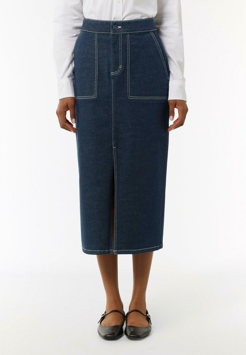 Dunkelblaue Denim-Midirock mit weißen Kontrastnähten, vorne mit einem Schlitz, zwei großen Vordertaschen und einer Knopfschließe.