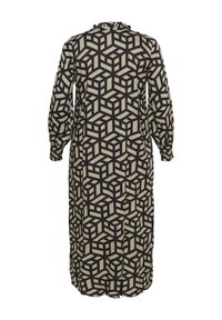 Langes, fließendes Kleid aus beigem Stoff mit einem geometrischen schwarzen Würfelmuster und puffärmeligen, rüschengeschmückten Ausschnitt.