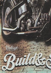 Grafica di una moto vintage con un motore dettagliato, accenti in cromo, tubi argentati e componenti neri testurizzati su uno sfondo di mattoni.