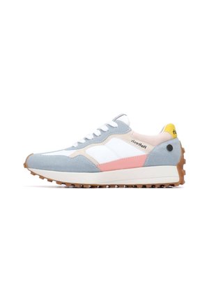 Zapatilla deportiva con parte superior de ante azul y material sintético blanco, detalles en rosa y amarillo, suela de goma y detalles texturizados en los laterales.