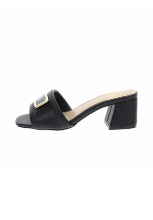 Sandalia mule negra con punta abierta, tacón de bloque y amplia tira con detalle de hebilla dorada.