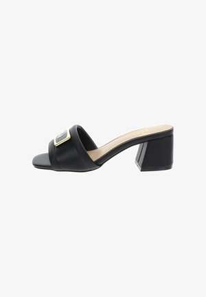Sandale mule noire à bout ouvert avec talon bloc et large bride avec détail boucle dorée.
