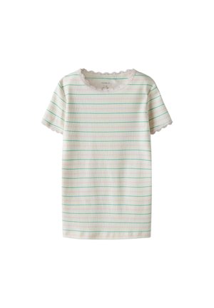 Biały, prążkowany T-shirt z krótkim rękawem, ozdobiony cienkimi poziomymi paskami w kolorze niebieskim i różowym oraz falistą koronkową lamówką na kołnierzyku i krawędziach rękawów.