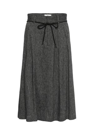 Jupe grise mi-longue en tissu doux et texturé. Elle présente une large ceinture avec un cordon noir à nouer et des plis pour plus de volume.