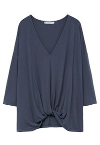 Top blu navy con scollatura a V, vestibilità ampia, maniche a tre quarti e dettaglio a nodo torto alla fine, realizzato in tessuto morbido.