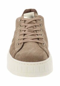 Zapatillas de ante marrón claro con suela de goma blanca gruesa y cordones beige a juego, pasados por ojales de metal, vistas desde el frente.