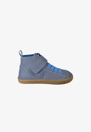 Zapatilla alta de piel gris con tira de velcro azul y cordones elásticos, que cuenta con una suela de goma beige y diseño de puntera redondeada.