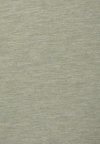 Helle graue Stoff mit einer weichen, melierten Textur. Das Material wirkt glatt mit einem leichten Glanz und zeigt dezente Farbvariationen.