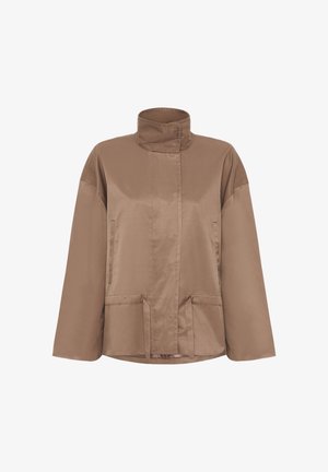 Smeđa jakna s visokim ovratnikom, prednjim preklopom, dugim rukavima, dva velika prednja džepa i vezicom na rubu.