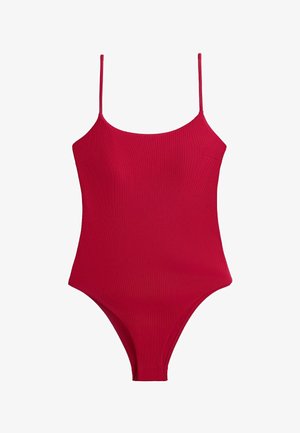 Piros egyrészes fürdőruha vékony vállpántokkal és mély kivágással, texturált anyagból készült.