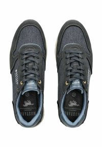Tmavě modré tenisky vyrobené z semišových a textilních materiálů, kulatá špička, šněrovací design, zlaté očka a texturovaná podrážka. Obsahují branding uvnitř.