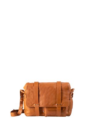 Braune Ledermessenger-Tasche mit Frontklappe, zwei Riemen und verstellbarem Schultergurt auf weißem Hintergrund.