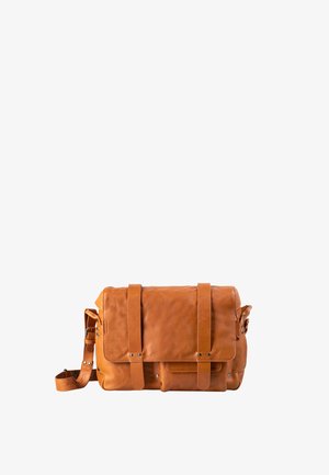 Braune Ledermessenger-Tasche mit Frontklappe, zwei Riemen und verstellbarem Schultergurt auf weißem Hintergrund.