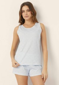 Conjunto de top sin mangas y pantalones cortos de algodón azul claro con un patrón rayado y pequeños corazones rosas. Textura suave y corte casual.