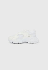 Biele športové topánky s panelmi zo sieťoviny a syntetického materiálu, zaoblenou špičkou, šnúrkami, polstrovaným golierom a textúrovanou podrážkou pre lepšiu trakciu a flexibilitu.
