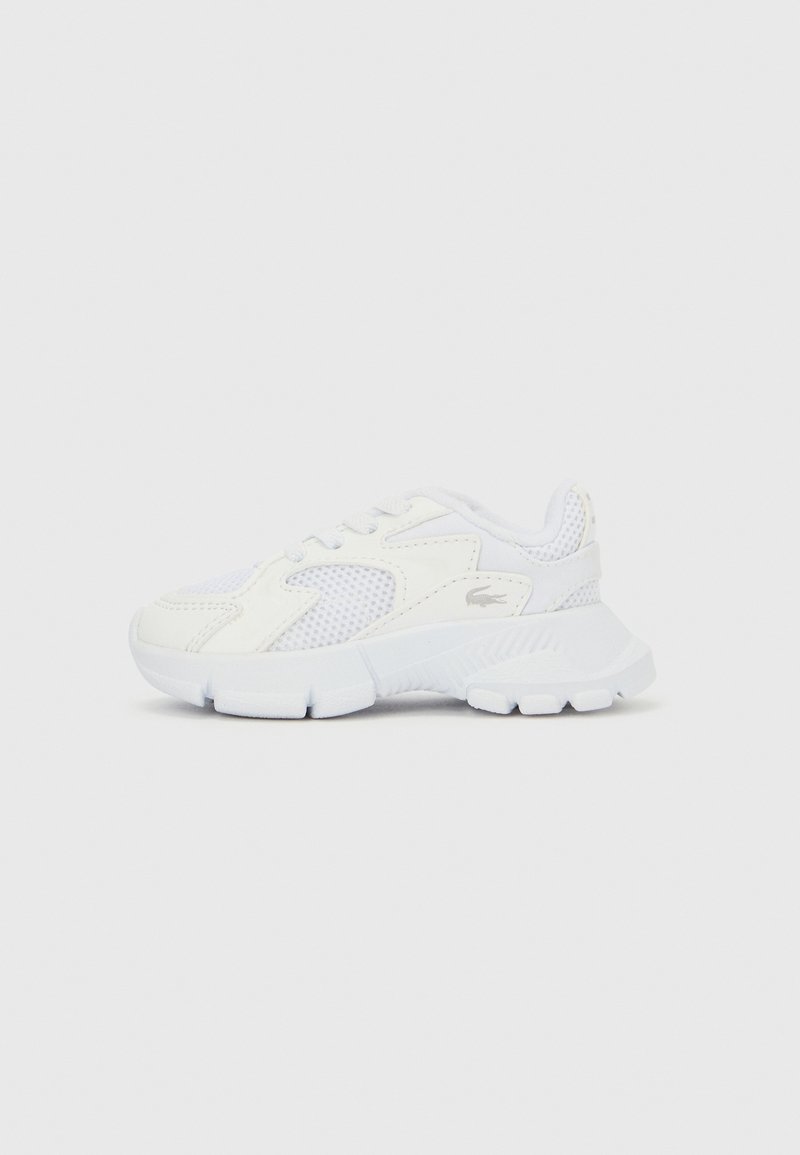 Biele športové topánky s panelmi zo sieťoviny a syntetického materiálu, zaoblenou špičkou, šnúrkami, polstrovaným golierom a textúrovanou podrážkou pre lepšiu trakciu a flexibilitu.