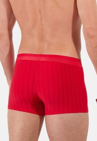 Boxer shorts rossi con righe verticali, dotati di una morbida cintura elastica e un design aderente che si adatta al corpo.