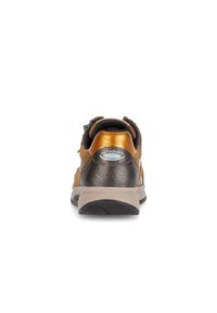 Bruine en gouden sportschoen met leren en gestructureerde accenten. Bevat een gevoerde zool en contrasterende kleurpanelen op de hak.