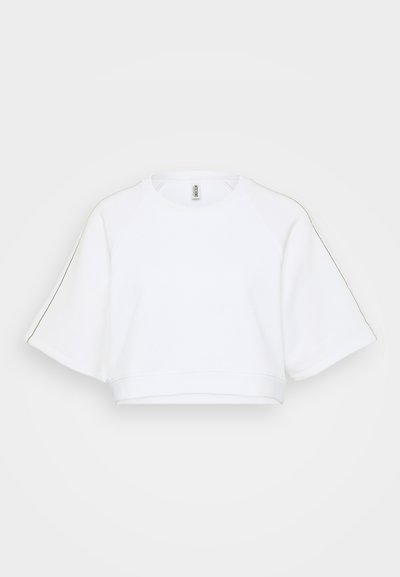 Sweatshirt branco cropped com um tecido texturado, mangas raglan largas e um discreto detalhe dourado ao longo das costuras dos ombros.