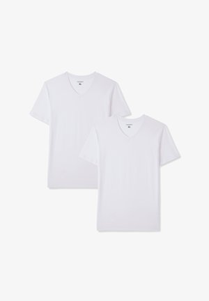 Due t-shirt bianche a scollo a V realizzate in morbido cotone. Ognuna presenta maniche corte e una vestibilità comoda. L'etichetta indica la taglia XL.