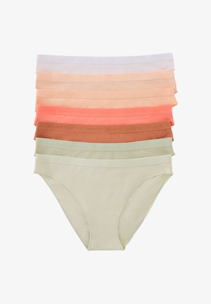 Otte par kvinders undertøj i forskellige pastelfarver, lavet af blødt stof med en glat talje, der har præget branding.