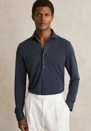 Reiss REGULAR FIT - BOBBY CUTAWAY-COLLAR - Vapaa-ajan kauluspaita - navy