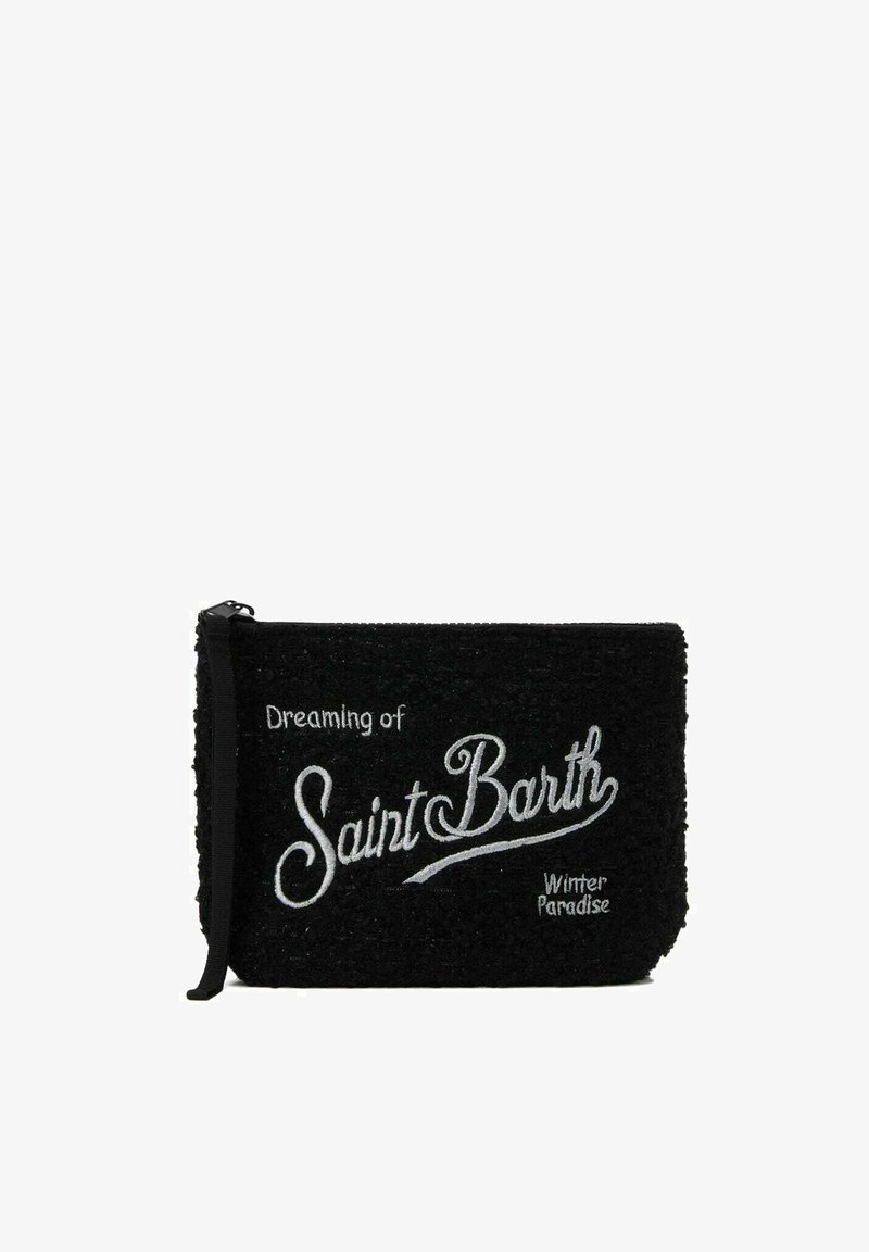 Pochette noire texturée avec une fermeture éclair. Texte brodé en blanc : "Rêver du paradis hivernal de Saint-Barth." Design compact.