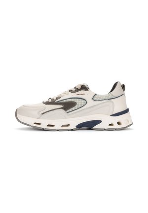 Zapatilla deportiva blanca y gris con paneles de malla, suela gruesa con ventilación y cierre de cordones, vista lateral sobre fondo blanco.