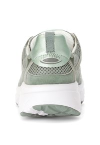 Graue und mintgrüne Sportschuhe aus Mesh und Wildleder mit gepolsterter Ferse und weißer Außensohle, die ein strukturiertes Profil aufweist.