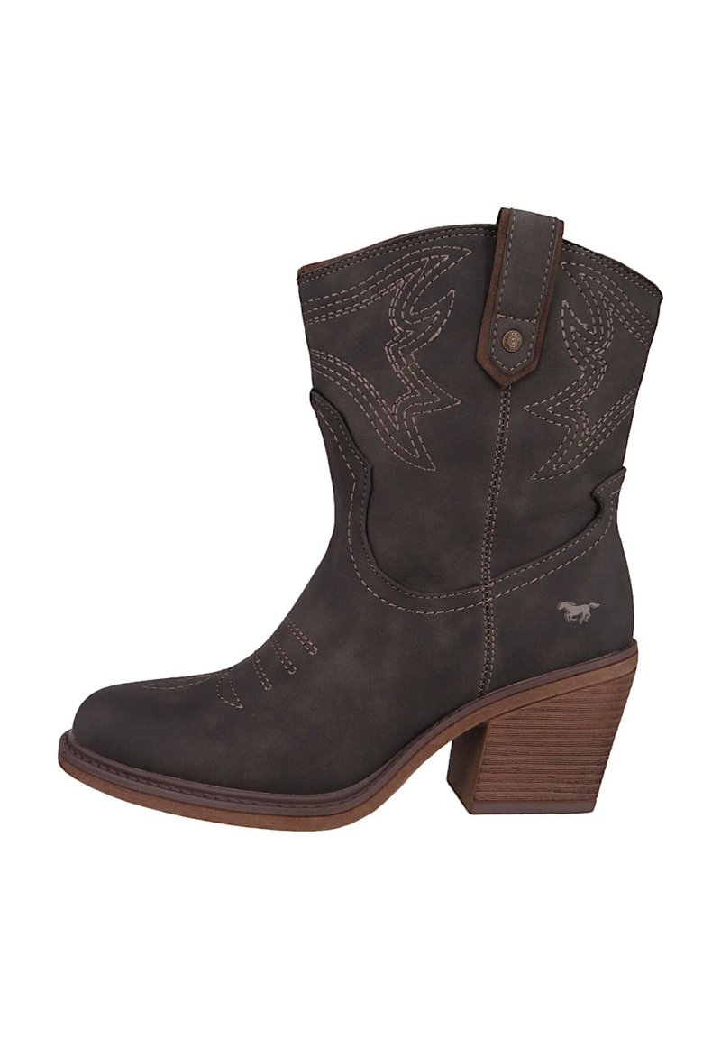 Bota vaquera de cuero marrón con punta puntiaguda, costura decorativa y tacón cuadrado. Presenta una lengüeta y un logo de caballo grabado en el costado.