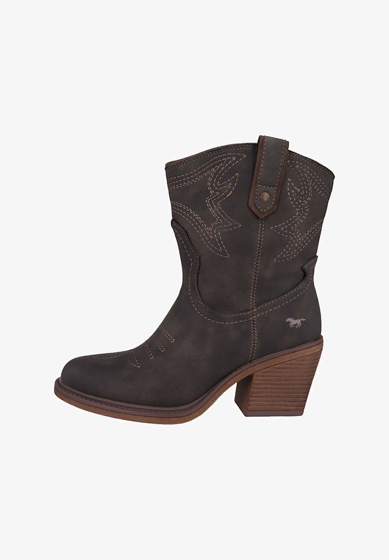 Botte de cowboy en cuir marron avec un bout pointu, des coutures décoratives et un talon bloc. Présente une languette de tirage et un logo de cheval gravé sur le côté.