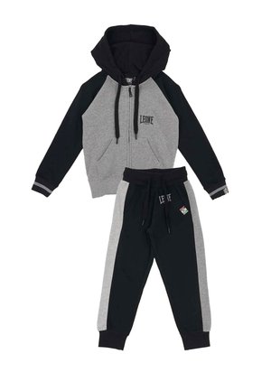 Chándal infantil de dos piezas en colores gris y negro, sudadera con capucha y cremallera, pantalones con cordón y logo Leone 1947 en el pecho y los pantalones.