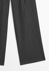 Donkergrijze wijde broek met witte verticale krijtstrepen, met een gladde textuur en een nette zoom. Geen zichtbare zakken of sluitingen.