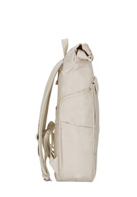 Sac à dos roll-top beige avec des bretelles rembourrées, une poche zippée sur le côté, une poche à rabat à l'avant et un panneau dorsal en mesh pour la ventilation.