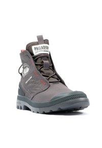 Bottes montantes grises avec une surface texturée, dotées d'un système de laçage rapide, d'un embout en caoutchouc et d'un détail de logo sur le côté.