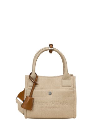 Sac à main rectangulaire en toile beige avec poignées arrondies, bandoulière et étiquette en cuir marron, et fermeture par bouton argenté.