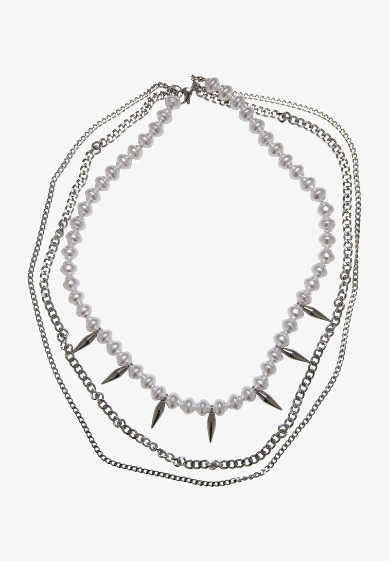 Collier en chaîne argentée à double rang avec une rangée de perles blanches, chacune séparée par de petits charms en pointe argentés.