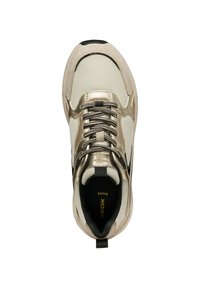 Sneaker beige chiaro con tessuto testurizzato e dettagli lucidi, dotato di suola nera e lacci, vista dall'alto.